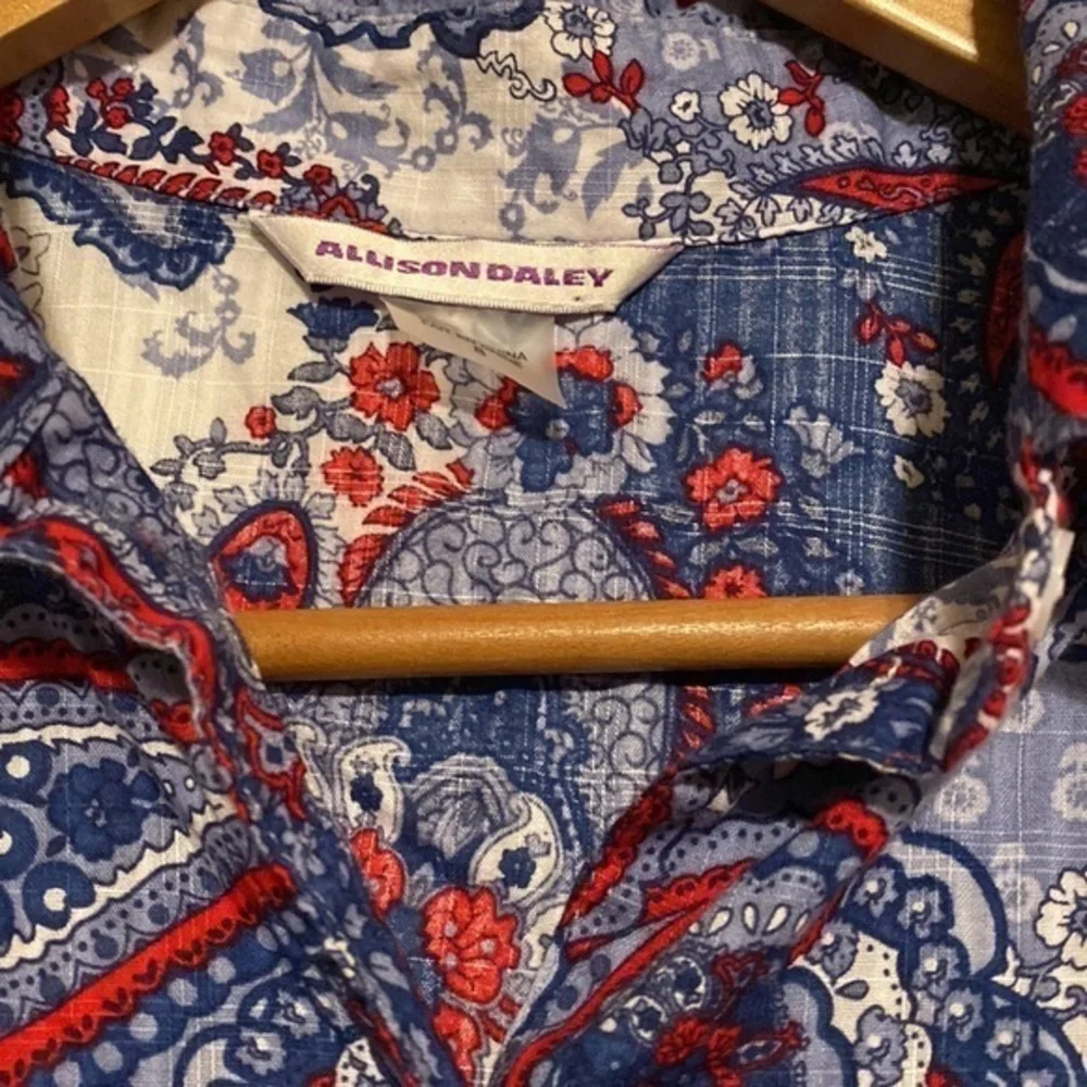 Allison‎ Daley button down shirt - Picture 2 of 4